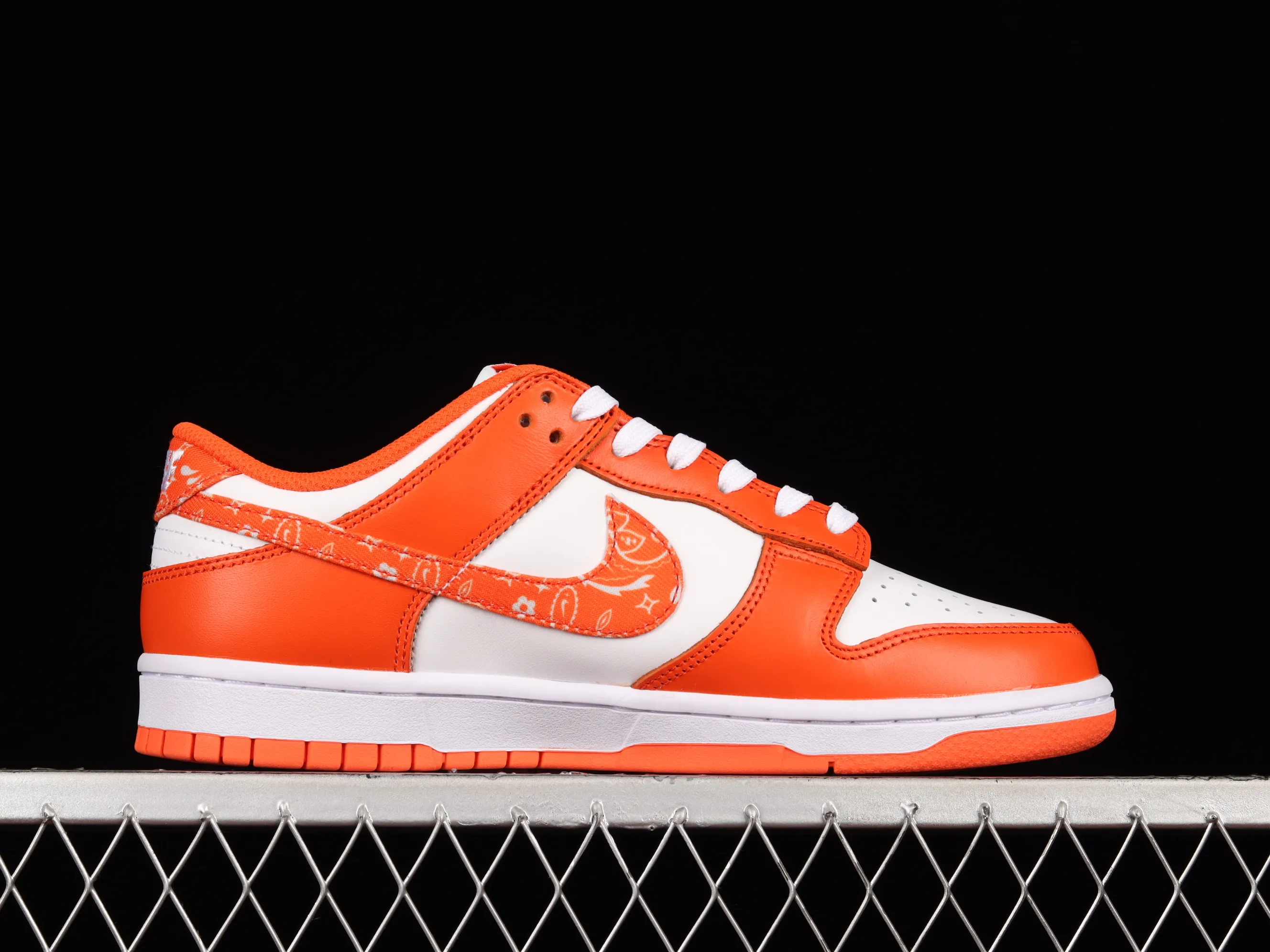 All Categories Nk SB Dunk Series Nk SB Dunk Low Low-top Sneakers F Version Nk Dunk Low "White Orange" Cashew Flower White Orange SB Smashed Backboard Fashion Casual Sneakers DH4401-103